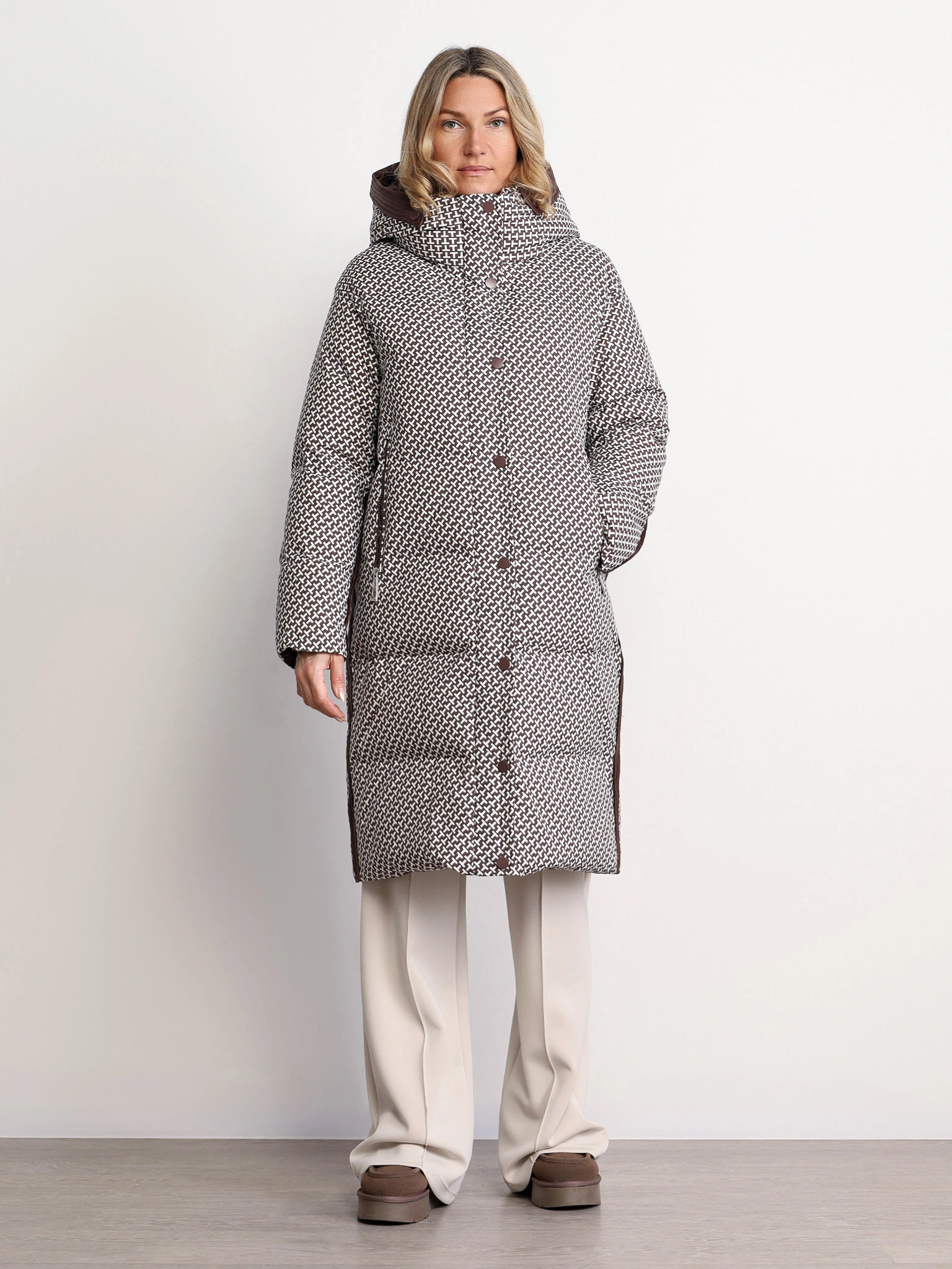 Пуховик коричневого цвета с капюшоном